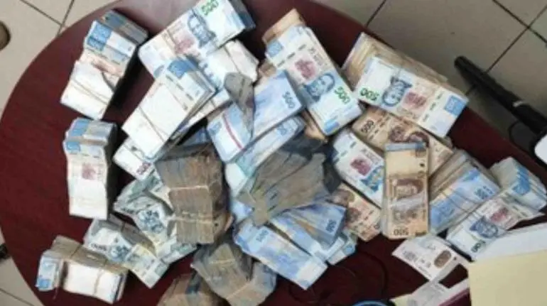 detienen_a_conductor_con_5.7_mdp_ocultos_en_llanta_de_refaccion_en_nayarit