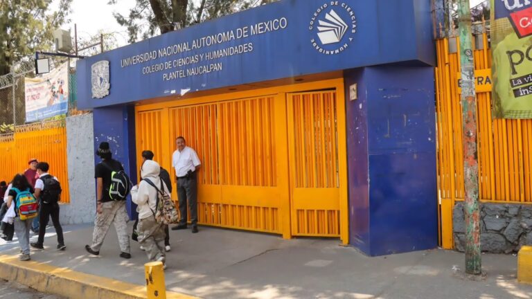 cch-naucalpan-joven-navaja-profesor_1348