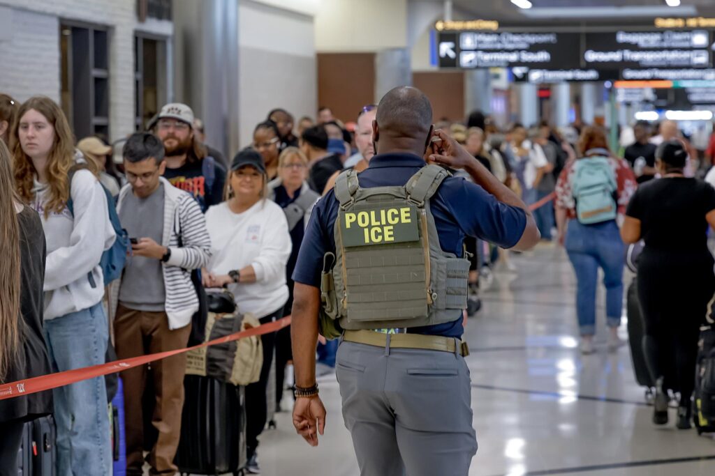 Los agentes de inmigración se despliegan en los aeropuertos JFK y Newark, en Nueva York