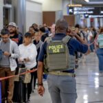 Los agentes de inmigración se despliegan en los aeropuertos JFK y Newark, en Nueva York