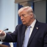 Trump amenaza con ofensiva mayor si falla acuerdo con Irán y mantiene tropas en la región