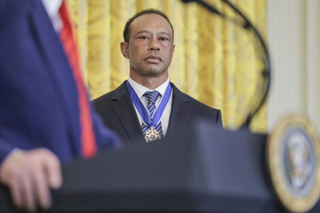 Nuevo video muestra que Tiger Woods miraba su móvil en el momento del accidente de tráfico