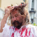 El 'Cristo Cholo' recorre las calles de Lima cargando la cruz para pedir paz en el mundo