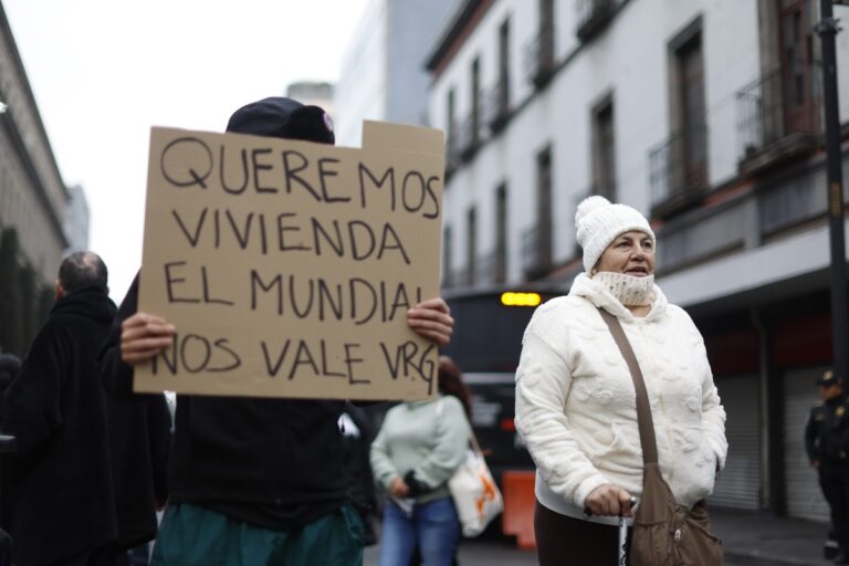 Manifestantes irrumpen en Congreso de la Ciudad de México en protesta por vivienda