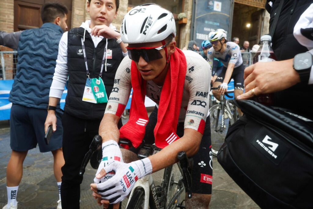 Isaac Del Toro se retira de la Itzulia tras sufrir una caída