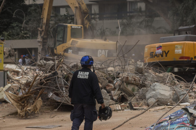 Caraqueños esperan por buenas noticias de familiares atrapados en edificios tras terremoto