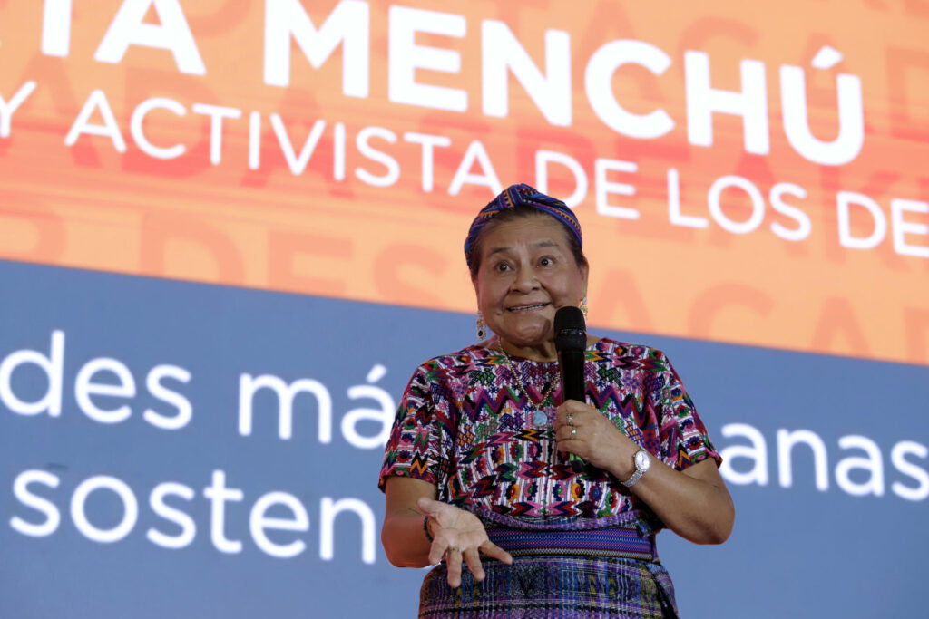 Rigoberta Menchú insta a poner a las personas en el centro de las ciudades inteligentes