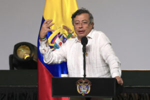 Petro tacha de "monstruosidad" aumento de aranceles de Ecuador a Colombia del 50 al 100 %