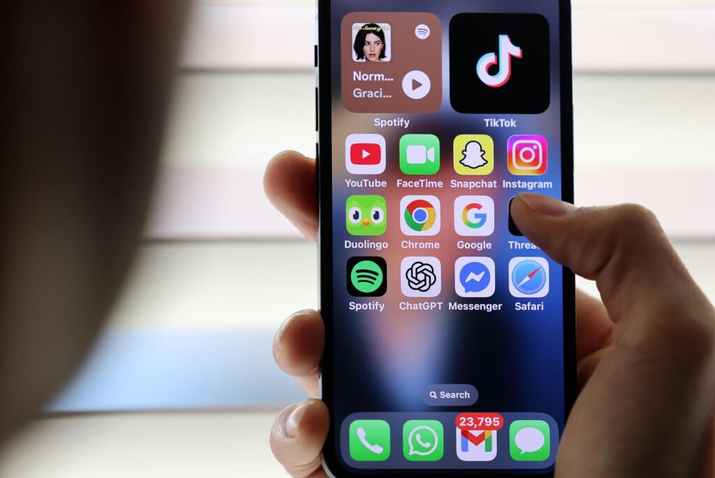 El Gobierno de Canadá planea prohibir el uso de redes sociales a los menores de 16 años